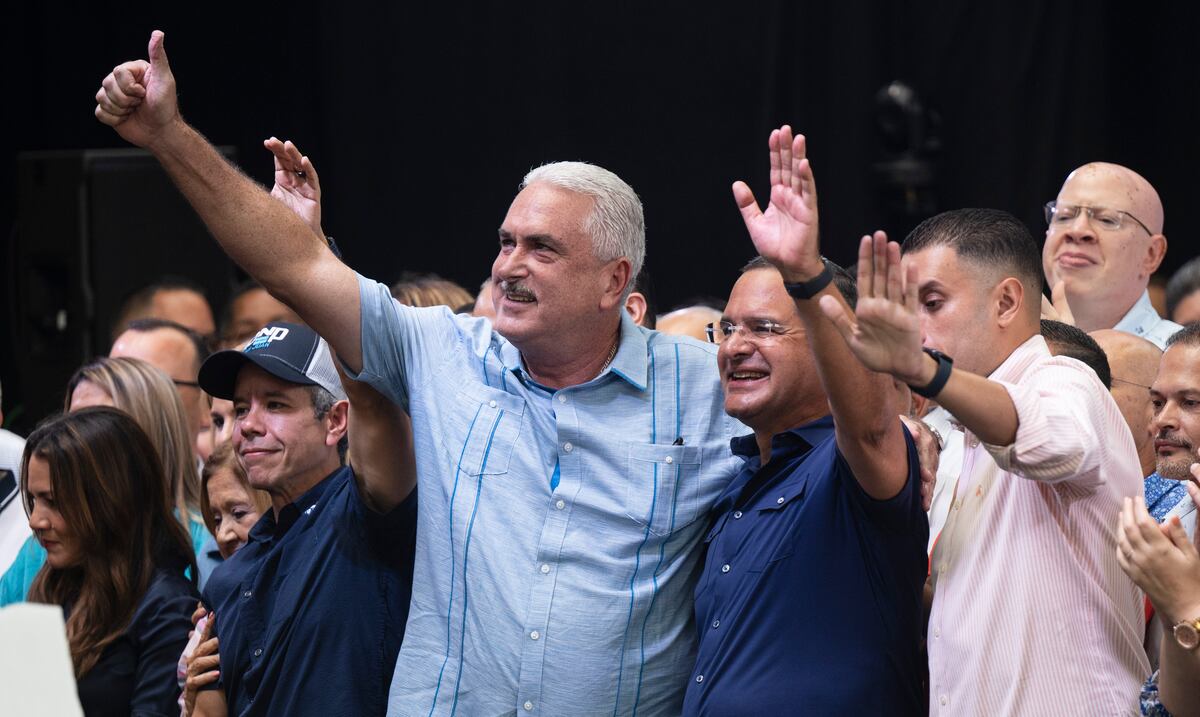 Pedro Pierluisi oficializa su candidatura rodeado por parte de la plana mayor del PNP