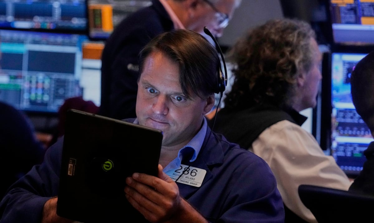 Wall Street se estabiliza, pero los mercados globales caen tras escalada de Trump en disputa con la Reserva Federal