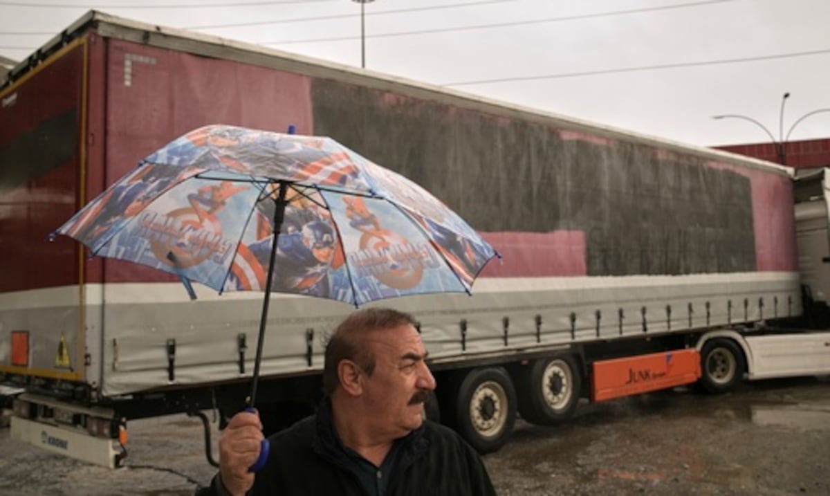 Tras la reapertura de la frontera, los iraníes buscan alimentos más baratos, internet y trabajo