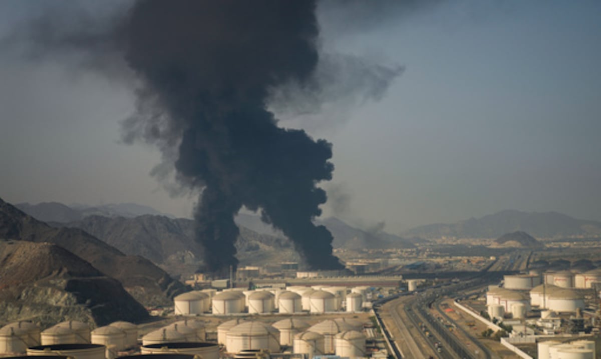 Países del golfo Pérsico interceptan misiles y aviones no tripulados mientras Irán amenaza con prolongar la guerra