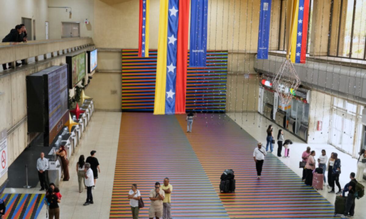 Venezuela revoca los permisos de vuelo a seis aerolíneas internacionales que suspendieron viajes