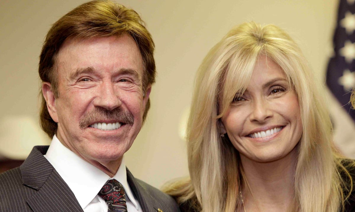 La historia de amor de Chuck Norris y la modelo Gena O’Kelley, quien lo acompañó hasta el final