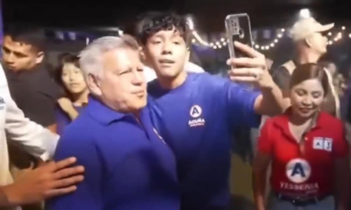 Joven le revienta un huevo en la cabeza a un candidato presidencial en Perú