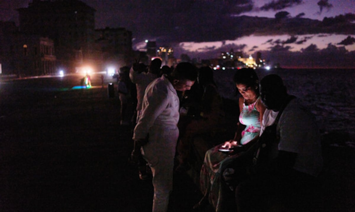 Cuba comienza a restablecer el servicio eléctrico tras el colapso del sistema
