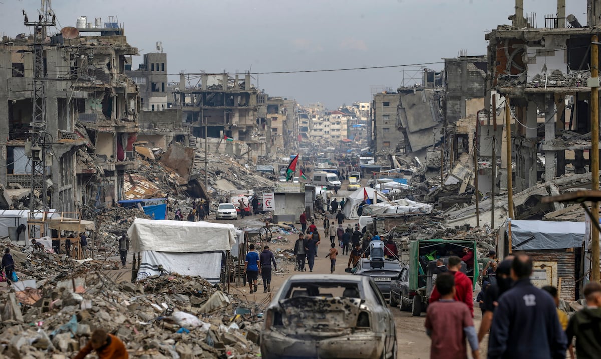Ataques israelíes matan a 30 palestinos, mientras el alto al fuego en Gaza avanza lentamente
