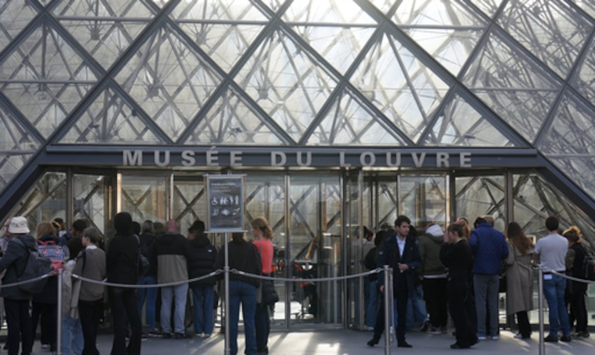 El Louvre cierra una galería y oficinas por precaución ante la fragilidad de las vigas