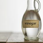 Por qué cada vez más personas colocan un vaso con vinagre debajo de la cama