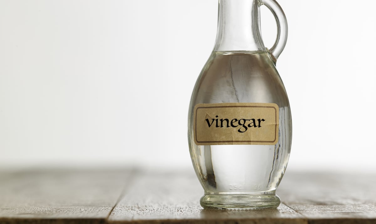 Por qué cada vez más personas colocan un vaso con vinagre debajo de la cama