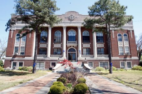 Acusado de matar al presunto agresor de su hija gana la nominación como sheriff republicano en Arkansas