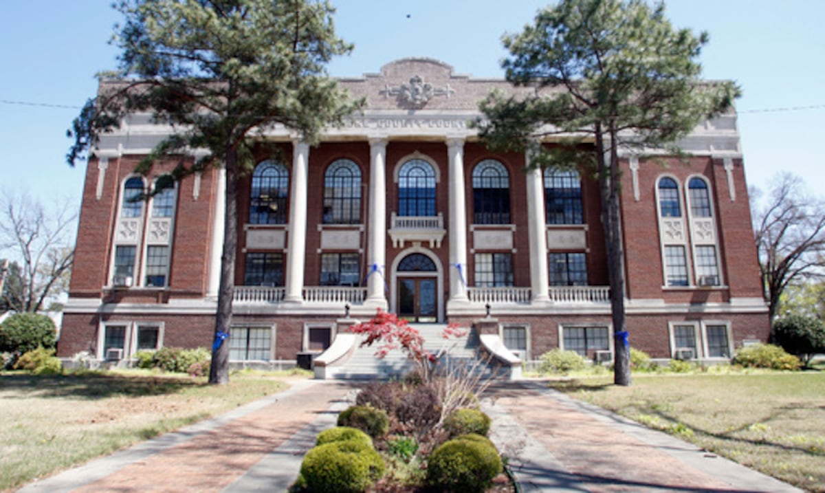 Acusado de matar al presunto agresor de su hija gana la nominación como sheriff republicano en Arkansas