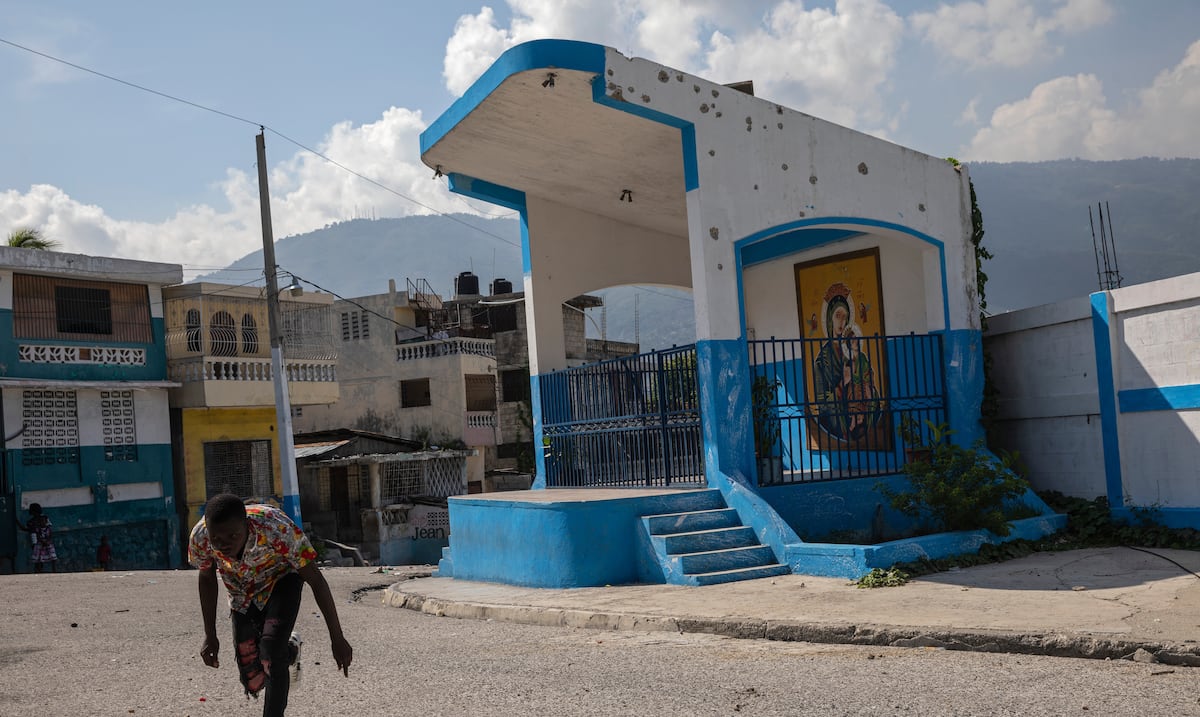 Enfrentamientos entre una coalición de pandillas dejan decenas de muertos en la capital de Haití