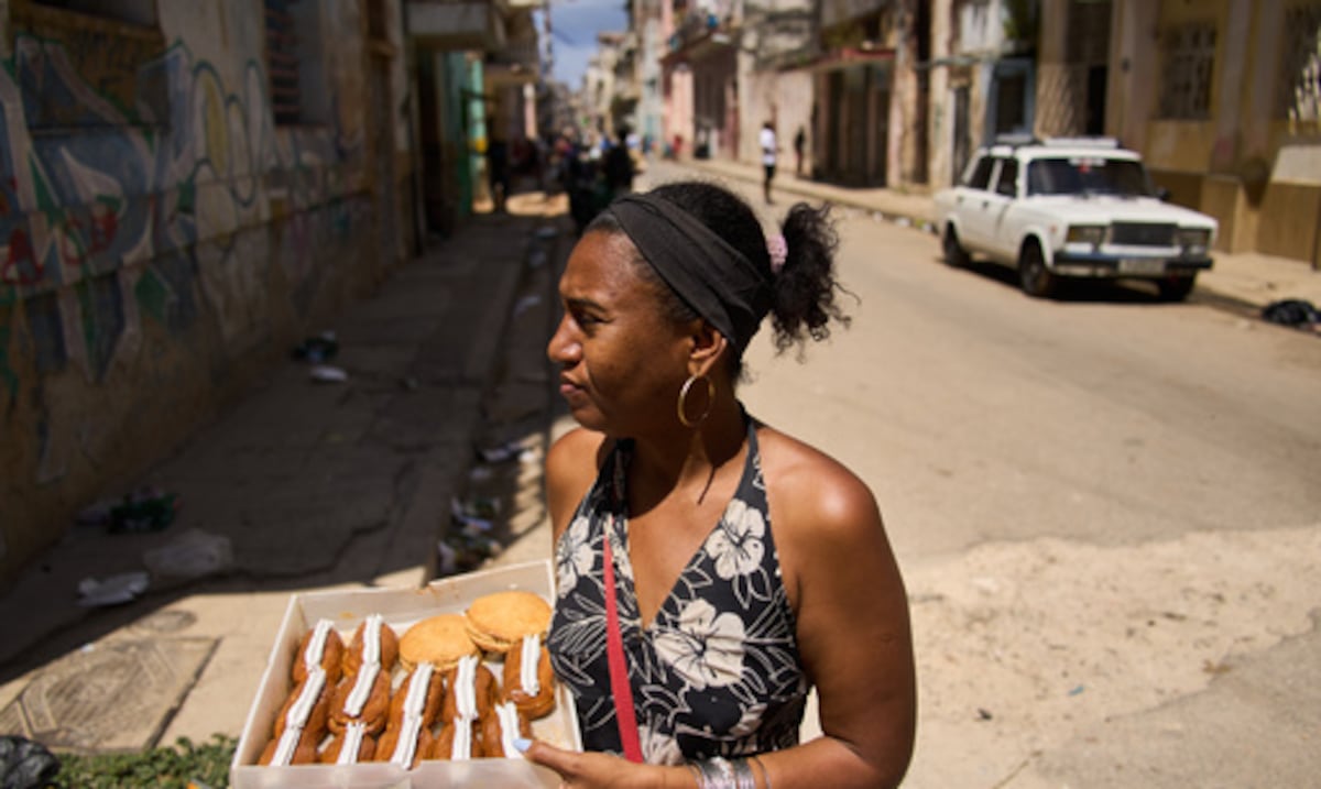 Cubanos sobreviven bajo un embargo petrolero estadounidense y una crisis económica cada vez más profunda