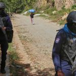 Policía y pandillas se enfrentan a tiros en área donde ocurrió masacre de civiles en Haití