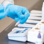 Advierten que laboratorios clínicos podrían colapsar por saturación del sector