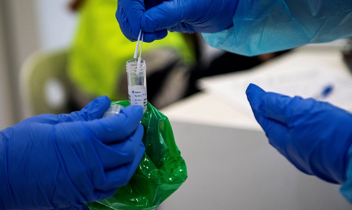 Laboratorios y farmacias alegan lucha desigual frente a aseguradoras