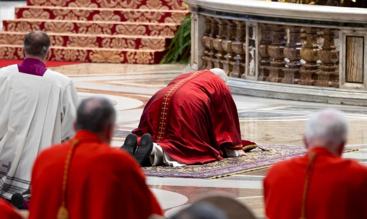 Papa León XIV reza postrado en el suelo de la basílica de San Pedro por la Pasión de Cristo