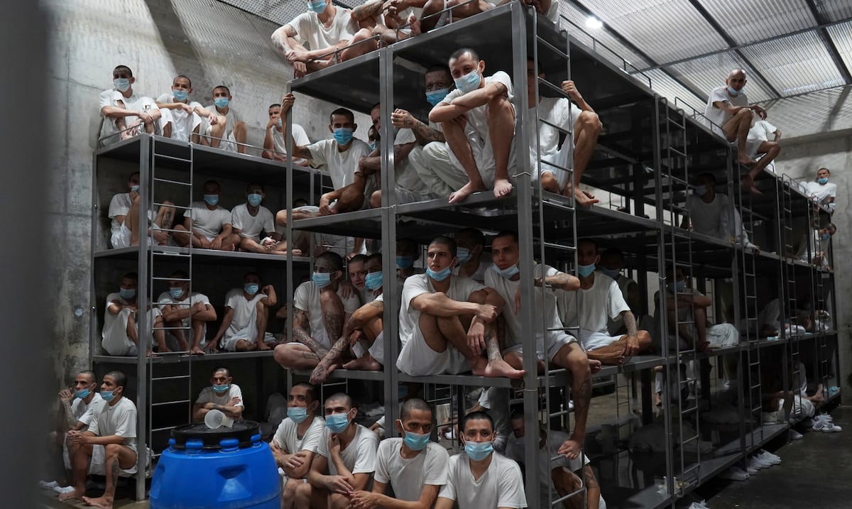 En las entrañas de la megacárcel de Bukele: 17 fotos que muestran cómo es la vida dentro de la prisión en El Salvador