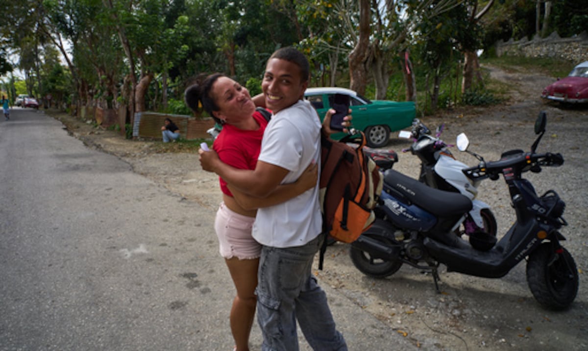 En imágenes: presos liberados reuniéndose con sus familias a las puertas de una cárcel cubana