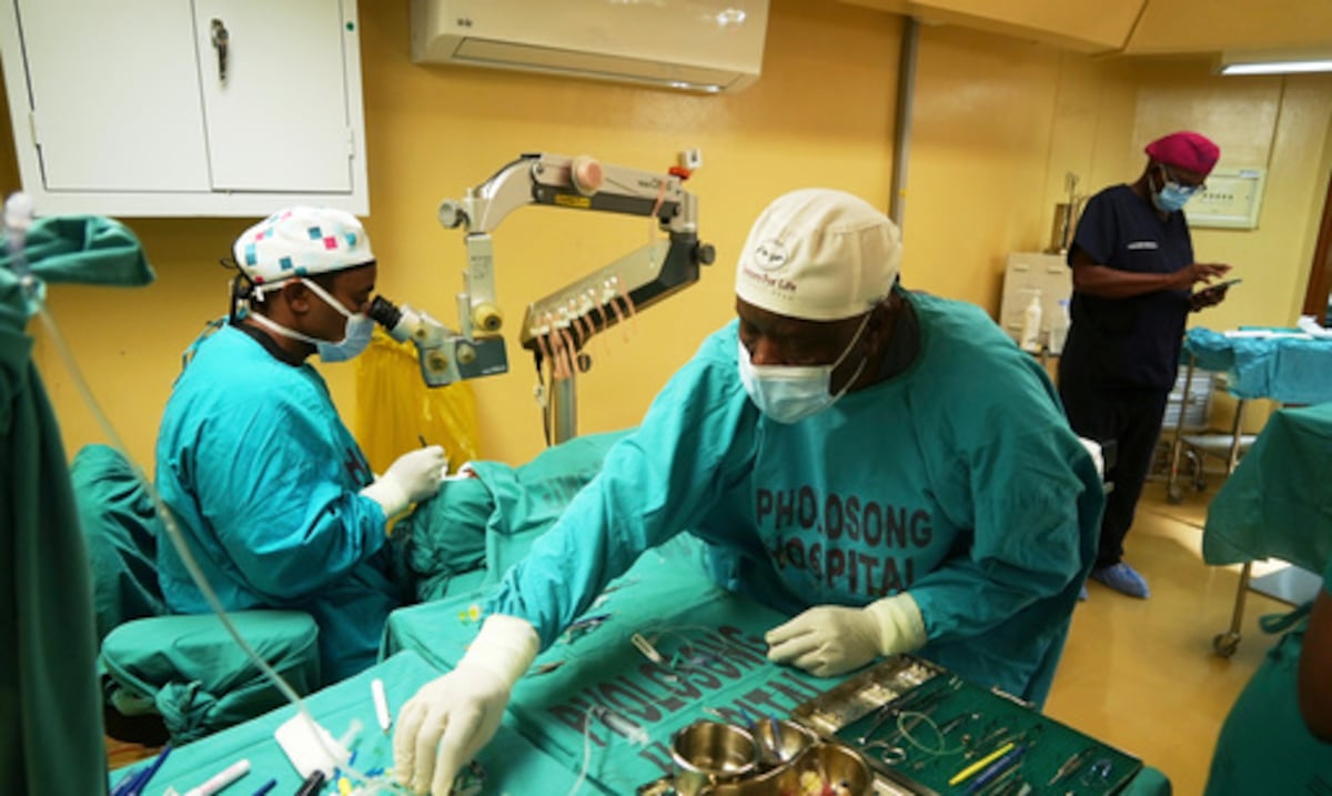 Realizan maratón de cirugía ocular que devolvió la vista a decenas de sudafricanos