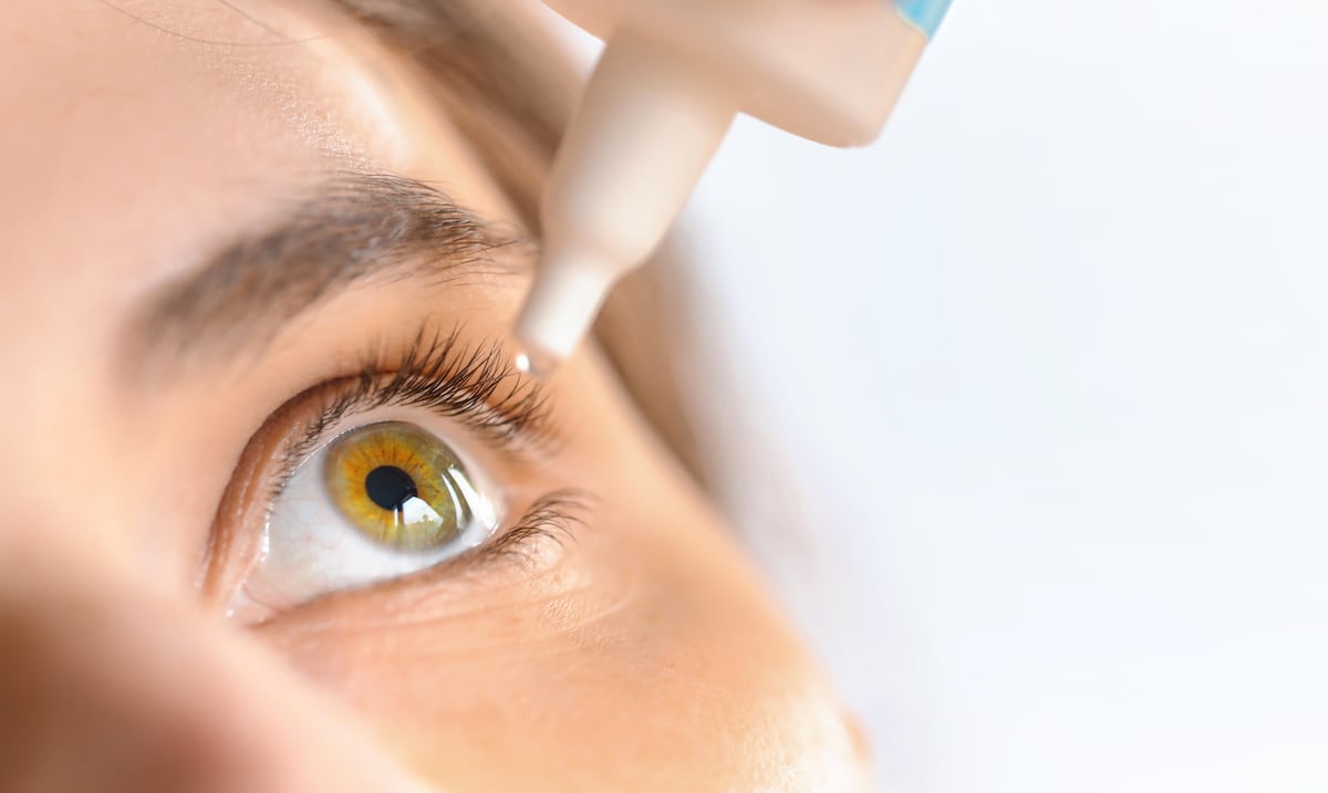 ¿Usas gotas para ojos? Retiran millones de frascos de esta marca que podrían causar problemas de salud