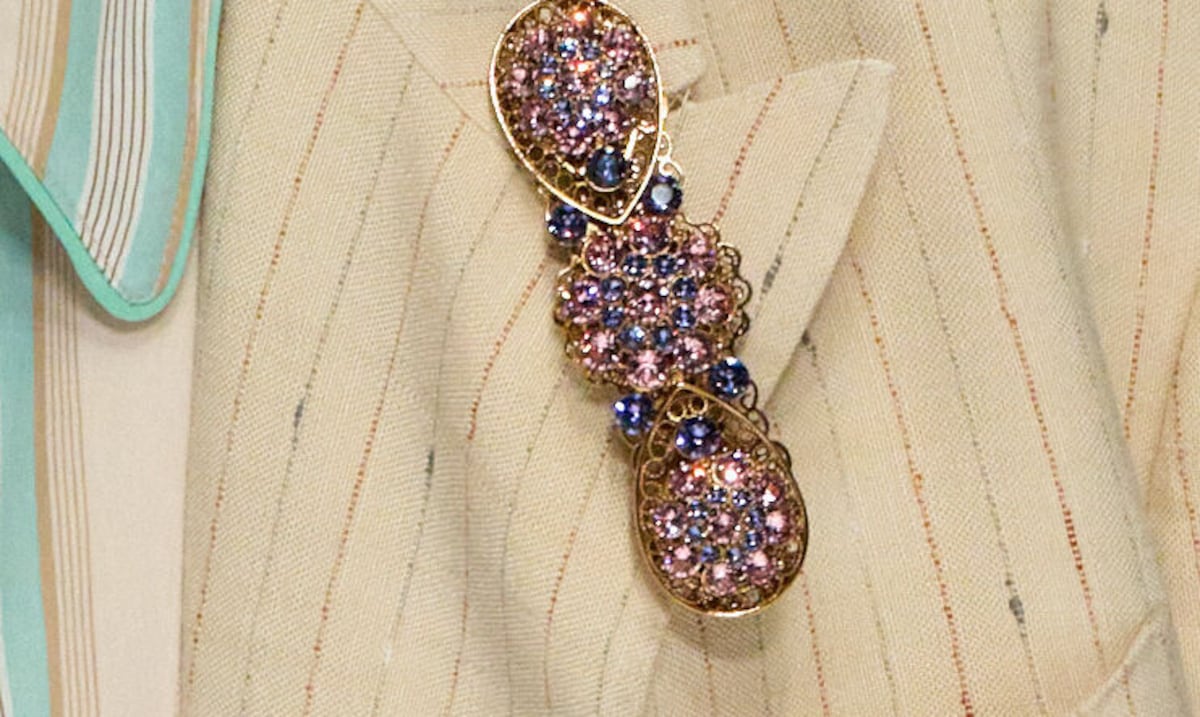 El regreso de los broches en la moda contemporánea