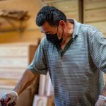 Transforman madera local en muebles de calidad