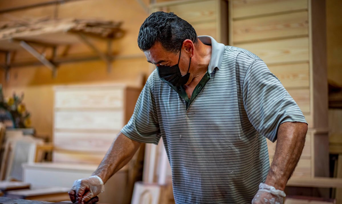 Transforman madera local en muebles de calidad
