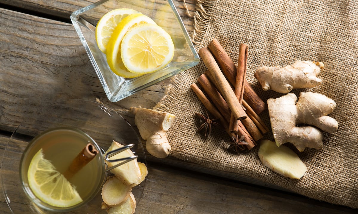 Hervir cáscaras de limón con jengibre en casa: por qué lo recomiendan y para qué sirve