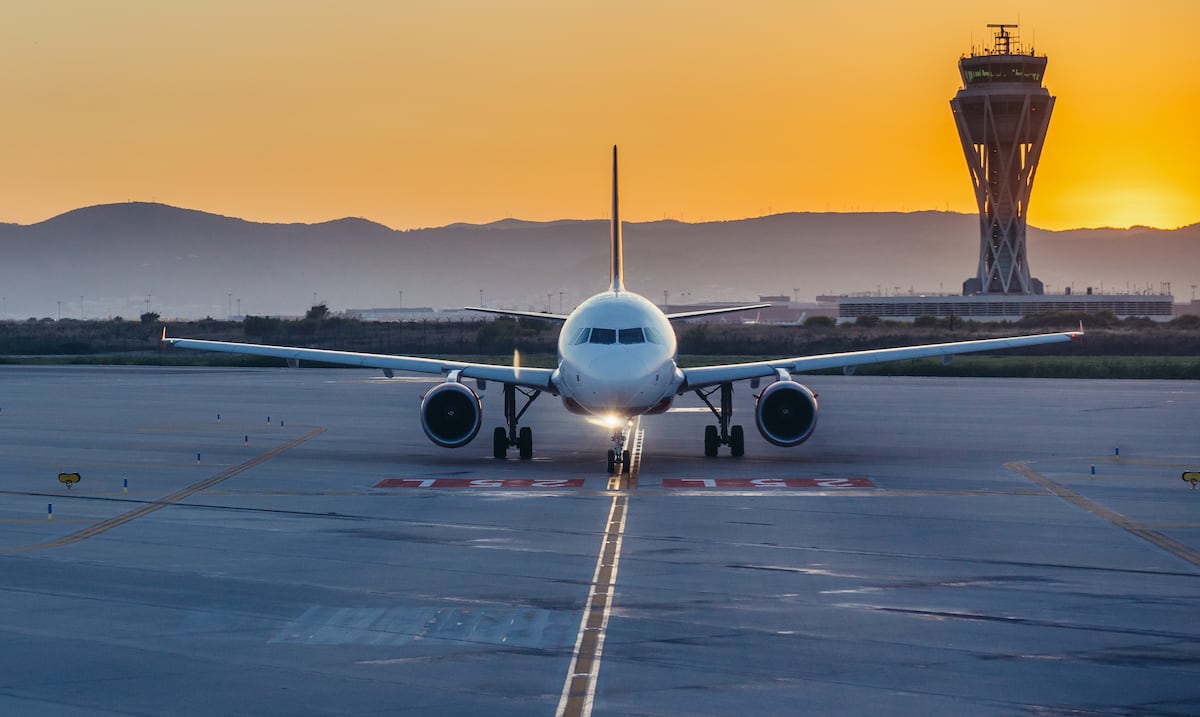 Tragos le salen caros: diez meses de cárcel para pasajero ebrio que alteró vuelo de Ryanair