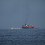 Irán ataca buques comerciales en el Estrecho de Ormuz y el petróleo supera los $100