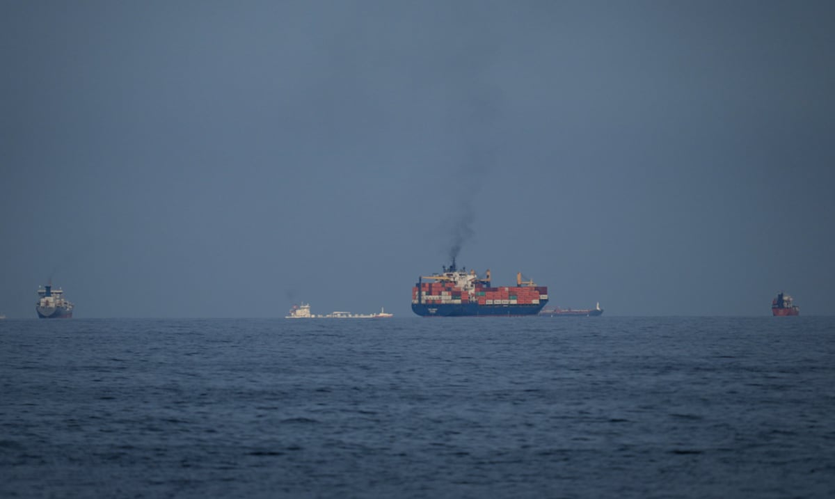 Irán ataca buques comerciales en el Estrecho de Ormuz y el petróleo supera los $100