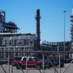 Gobiernos de todo el mundo siguen de cerca sus reservas de petróleo, pero evitan usarlas por ahora