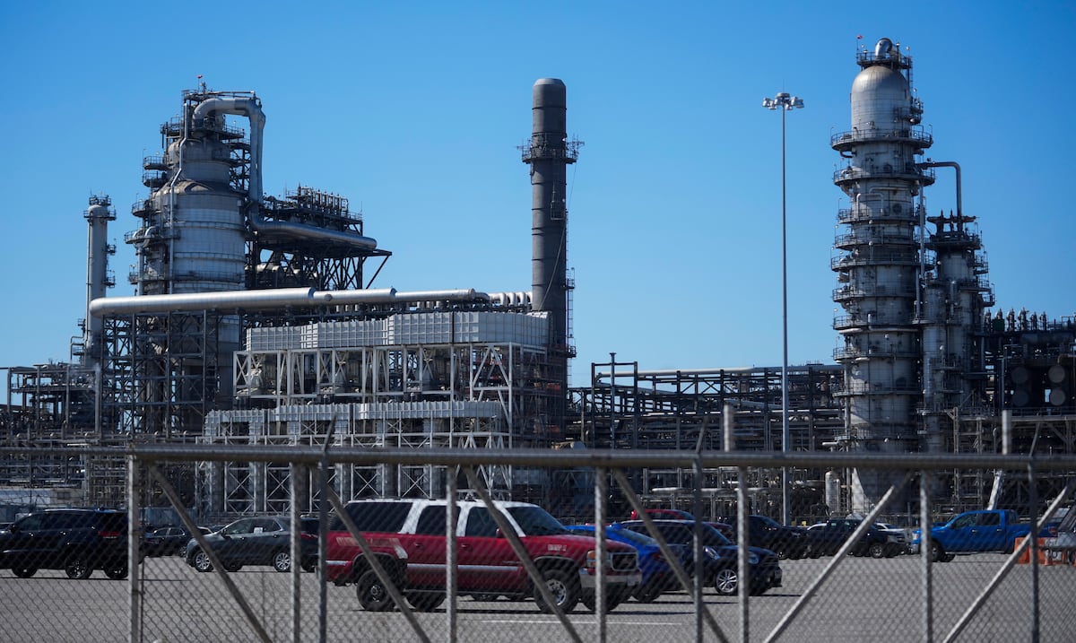 Gobiernos de todo el mundo siguen de cerca sus reservas de petróleo, pero evitan usarlas por ahora