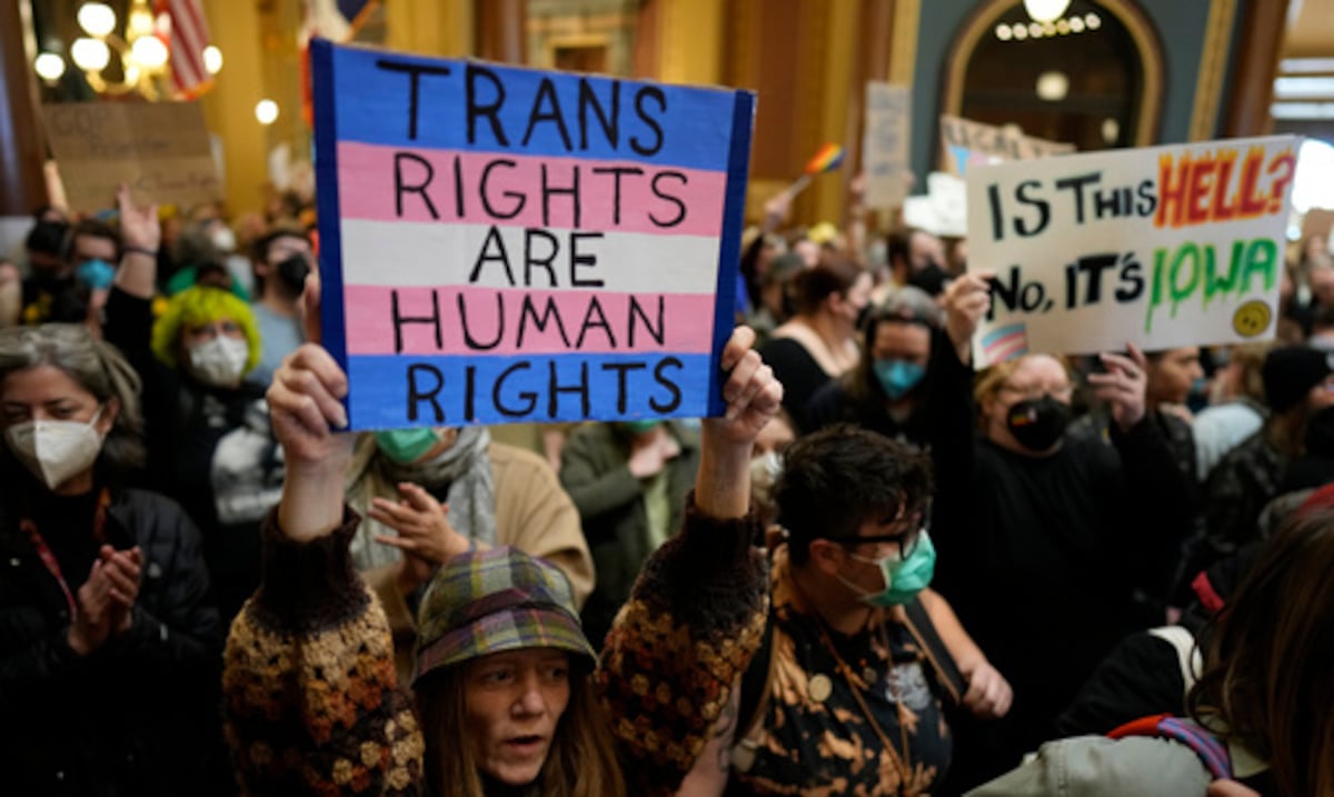 Iowa elimina protecciones locales de identidad de género tras derogar código de derechos civiles