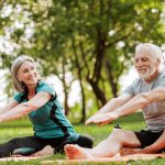 El ejercicio diario que se debe hacer a partir de los 60 años para mejorar el equilibrio y la movilidad