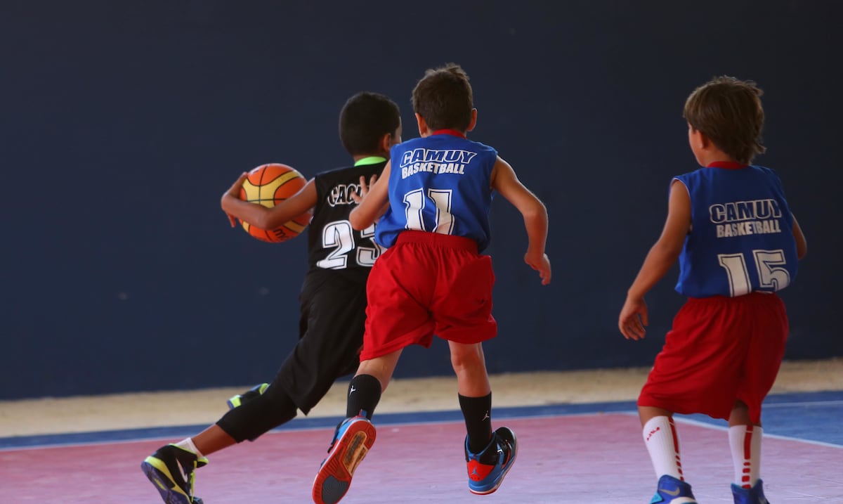Padres fuera de control en las gradas: piden “timeout” en juegos de ligas infantiles de baloncesto para bajar las tensiones