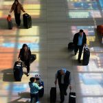 Viajeros afrontan mayores costos y menos opciones de vuelo por volatilidad de los precios