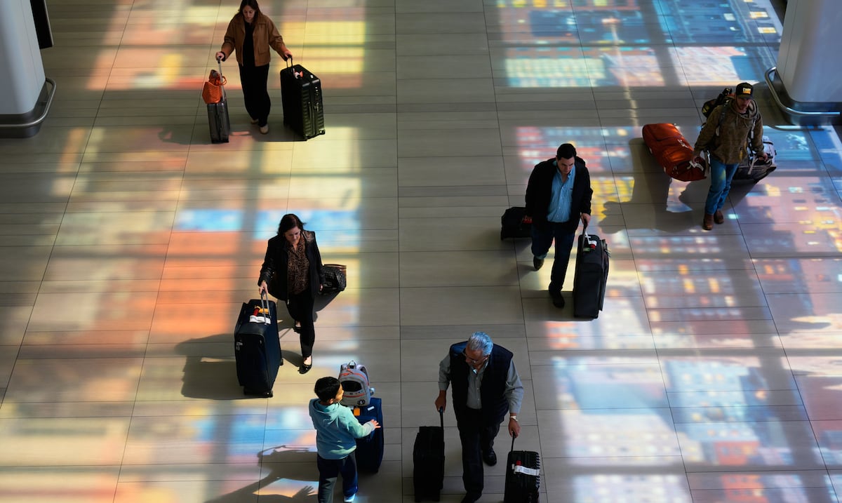 Viajeros afrontan mayores costos y menos opciones de vuelo por volatilidad de los precios