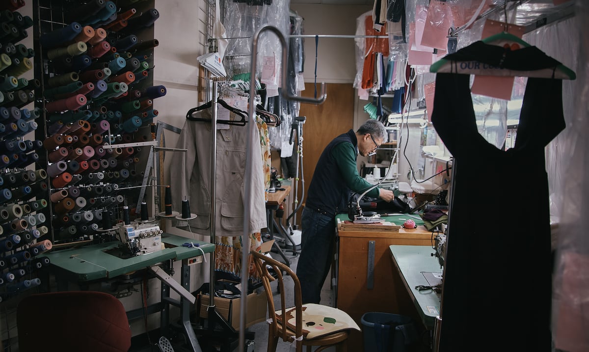 “Recomiendo este trabajo a los jóvenes porque este no lo puede hacer la IA”: sastres y modistas se jubilan mientras crece la demanda de costureros