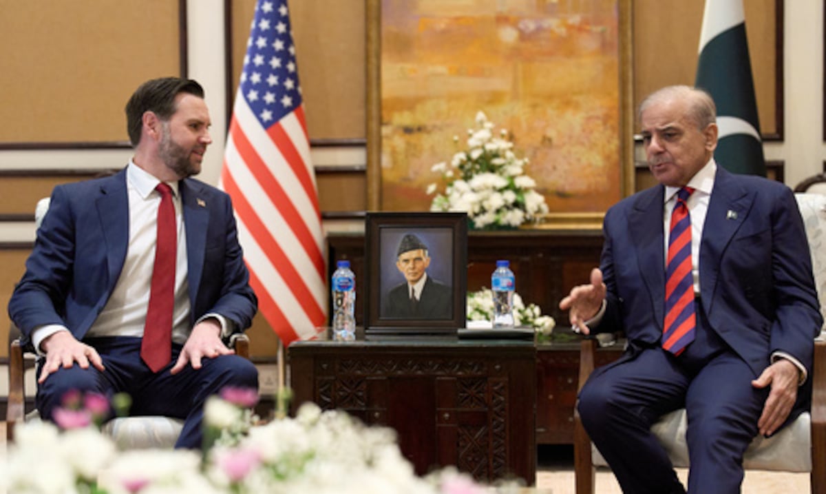 Estados Unidos e Irán continúan conversaciones sobre el alto el fuego después de la medianoche