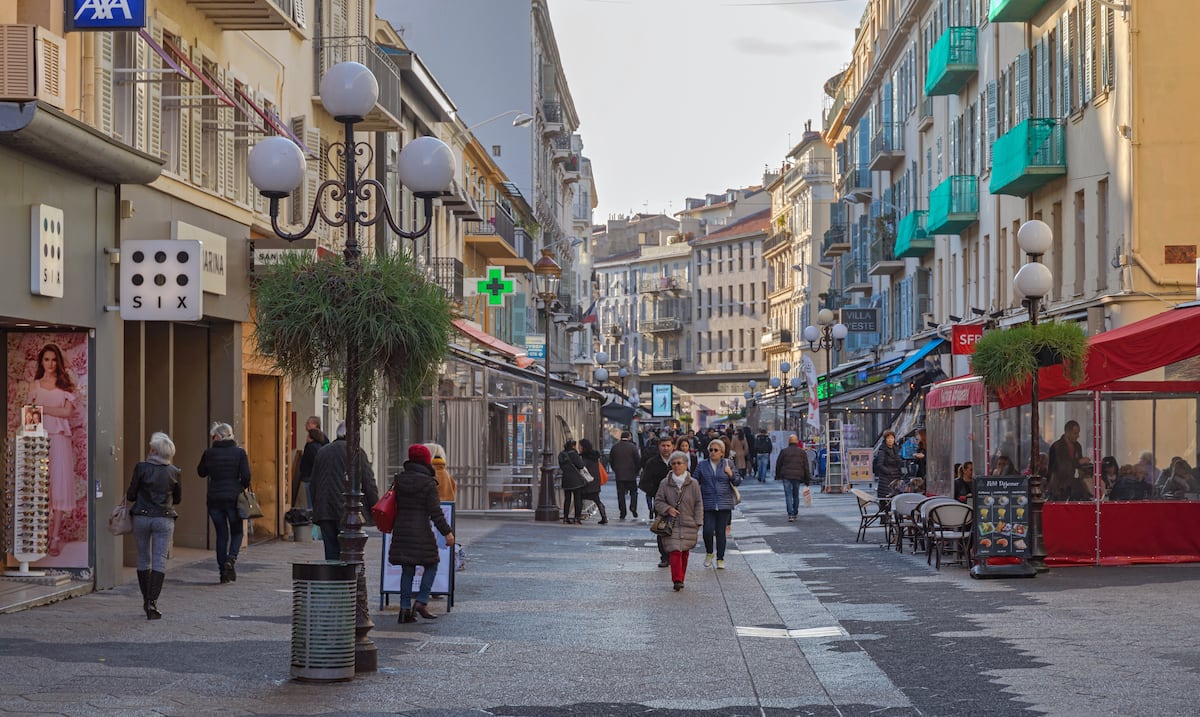 Hallan a un niño de 9 años encerrado en una camioneta desde 2024 en Francia
