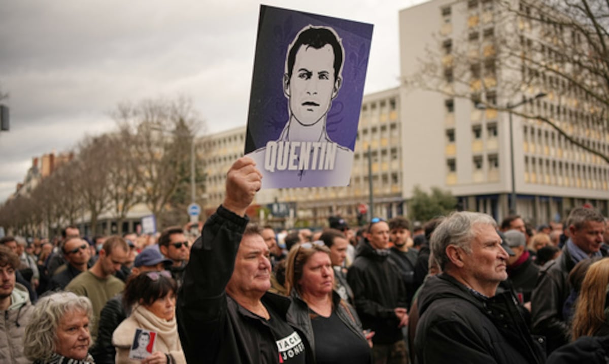 Cientos de personas protestan en Francia por asesinato de activista de extrema derecha