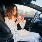 ¿Eres de los que te sientas en el auto antes o después de un largo día?