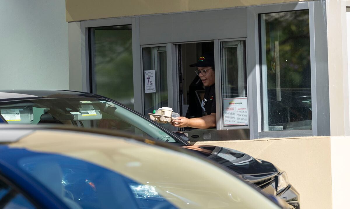 Cadenas de restaurantes trabajan con generadores en medio del apagón general