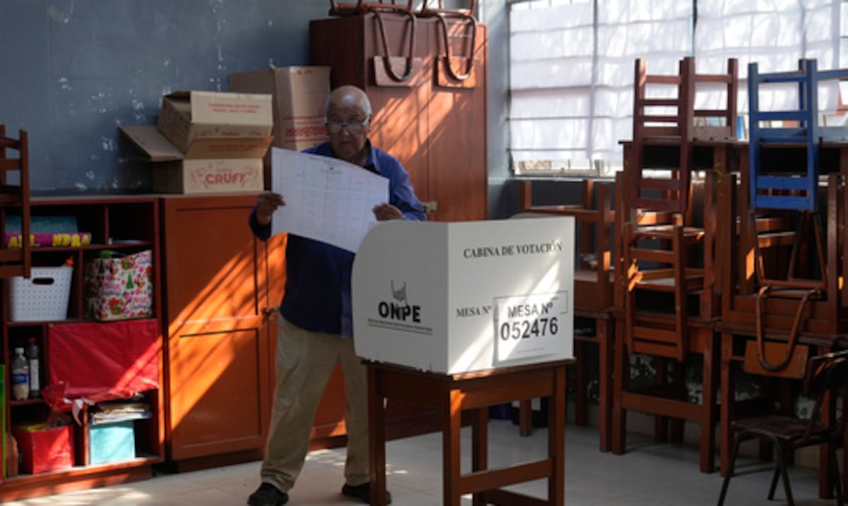 Más de 52,000 personas se quedaron sin votar: Perú extiende un día sus elecciones