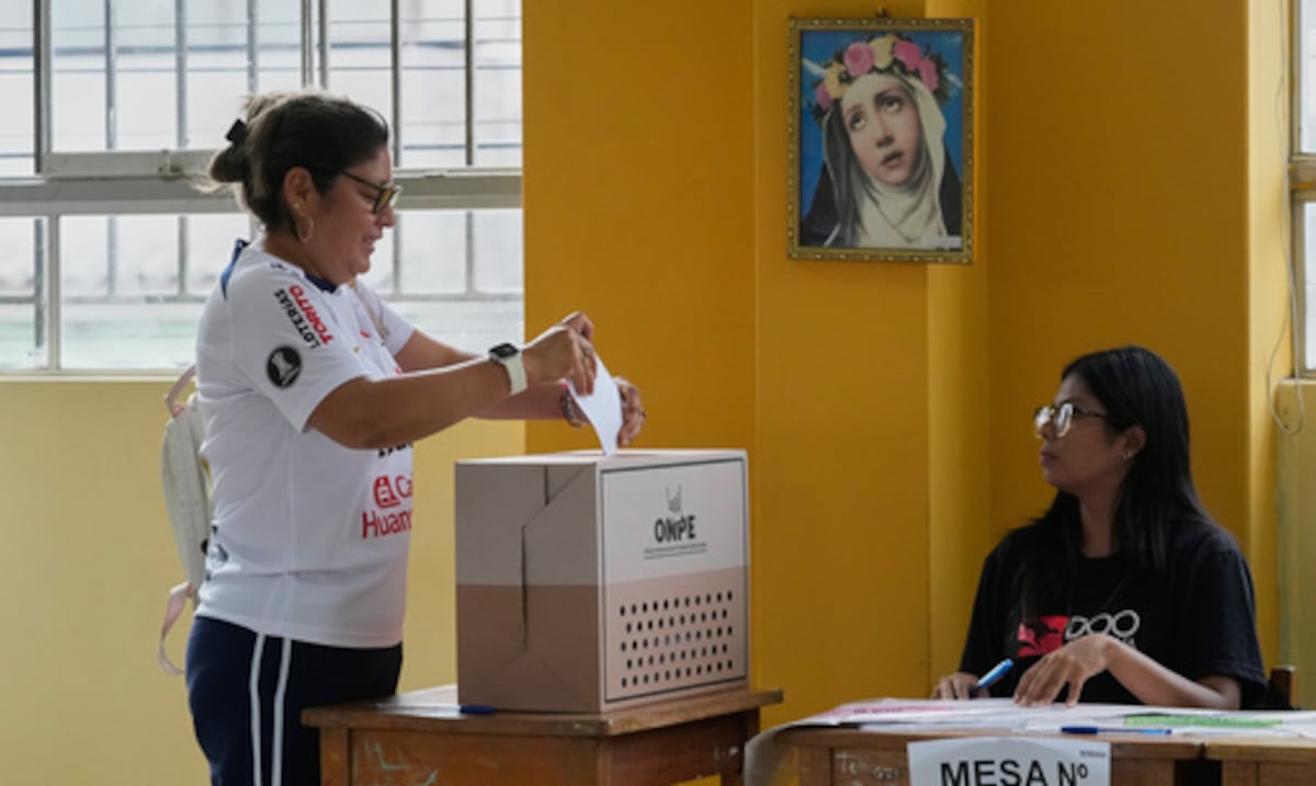 Keiko Fujimori y Rafael López Aliaga lideran el conteo de votos de la elección presidencial en Perú