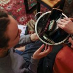 ¿A dejar las pantallas?: crece movimiento que propone dejar los celulares y gozar de la “vida real”