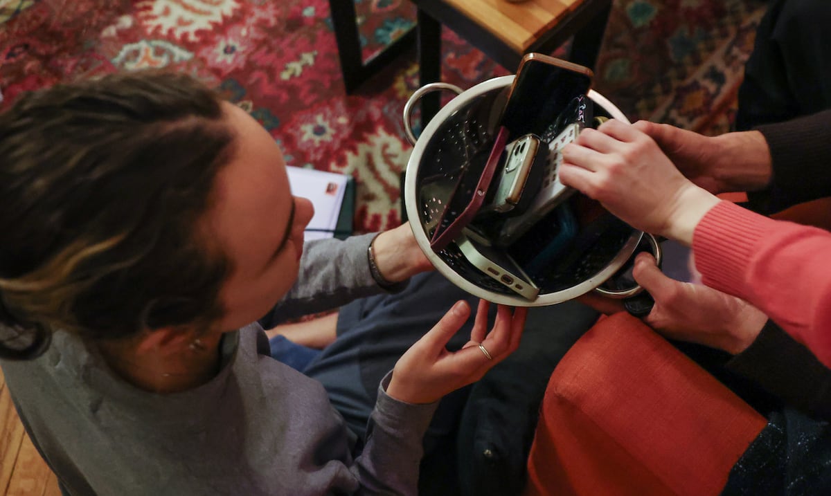 ¿A dejar las pantallas?: crece movimiento que propone dejar los celulares y gozar de la “vida real”