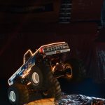 Hot Wheels Monster Trucks Live Glow-N-Fire llena de adrenalina el Choliseo