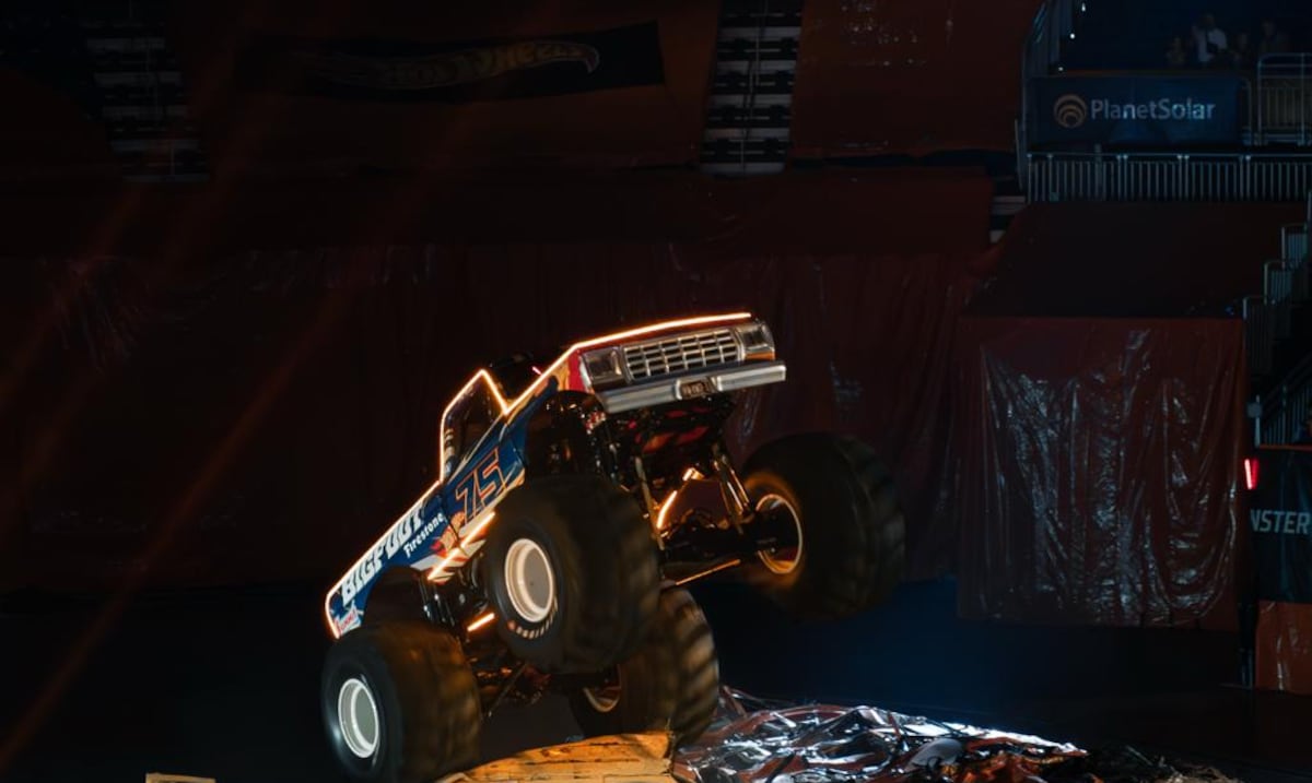 Hot Wheels Monster Trucks Live Glow-N-Fire llena de adrenalina el Choliseo